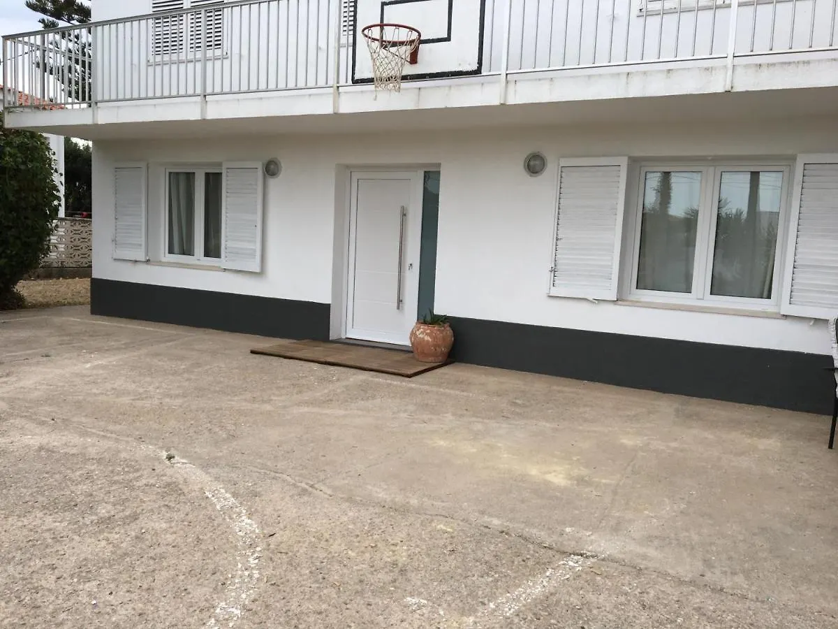 Cerca de San Pedro Apóstol: 4 Hoteles Familiares Comparados