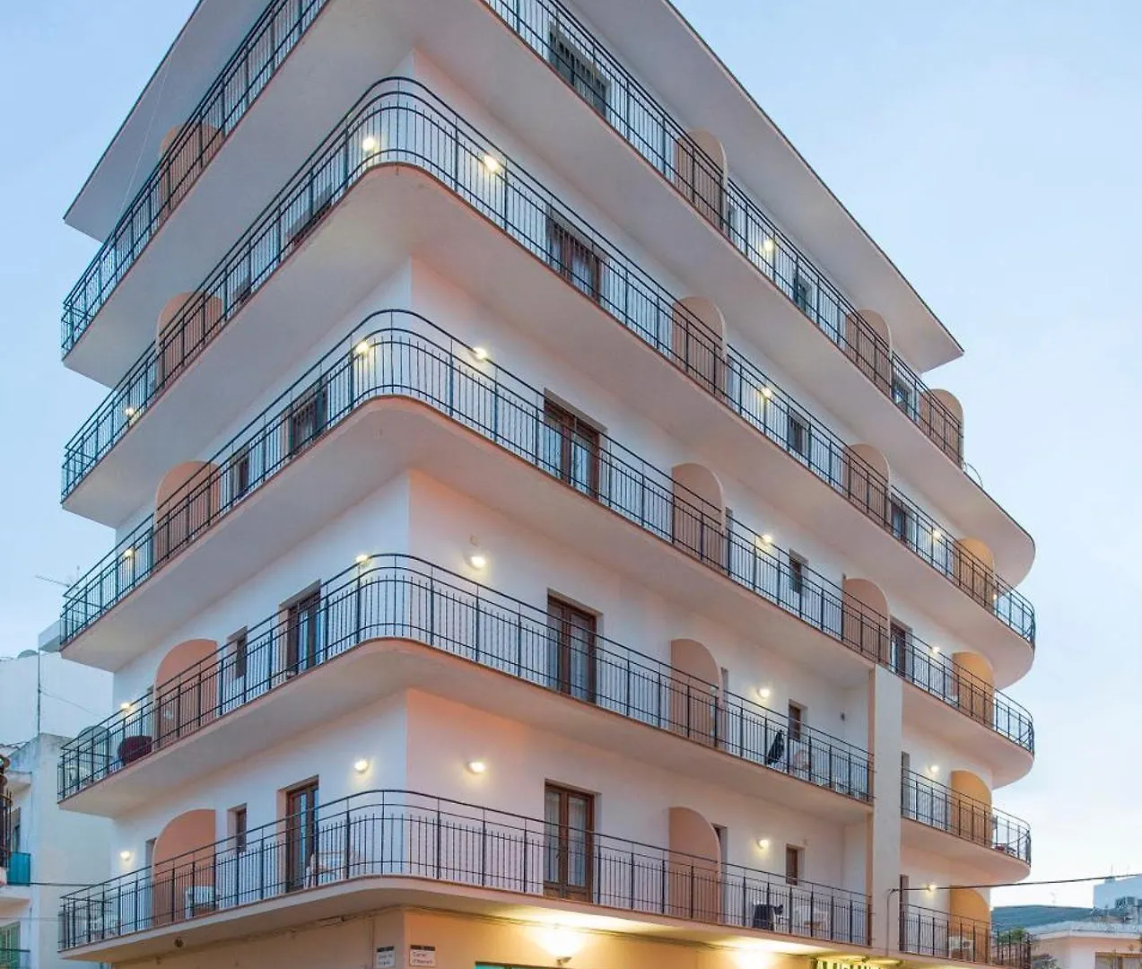 Dónde Alojarse en Ibiza: 4 Hoteles Céntricos Bien Situados