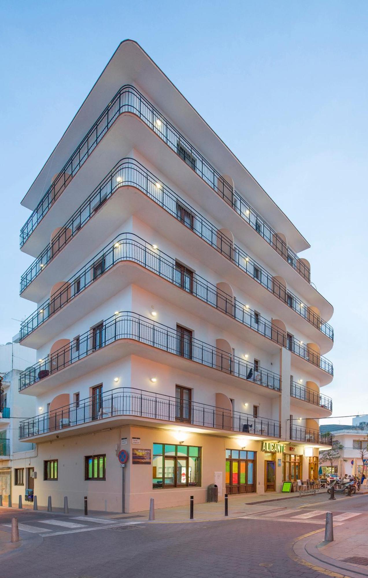 Dónde Alojarse en Ibiza: 4 Hoteles Céntricos Bien Situados