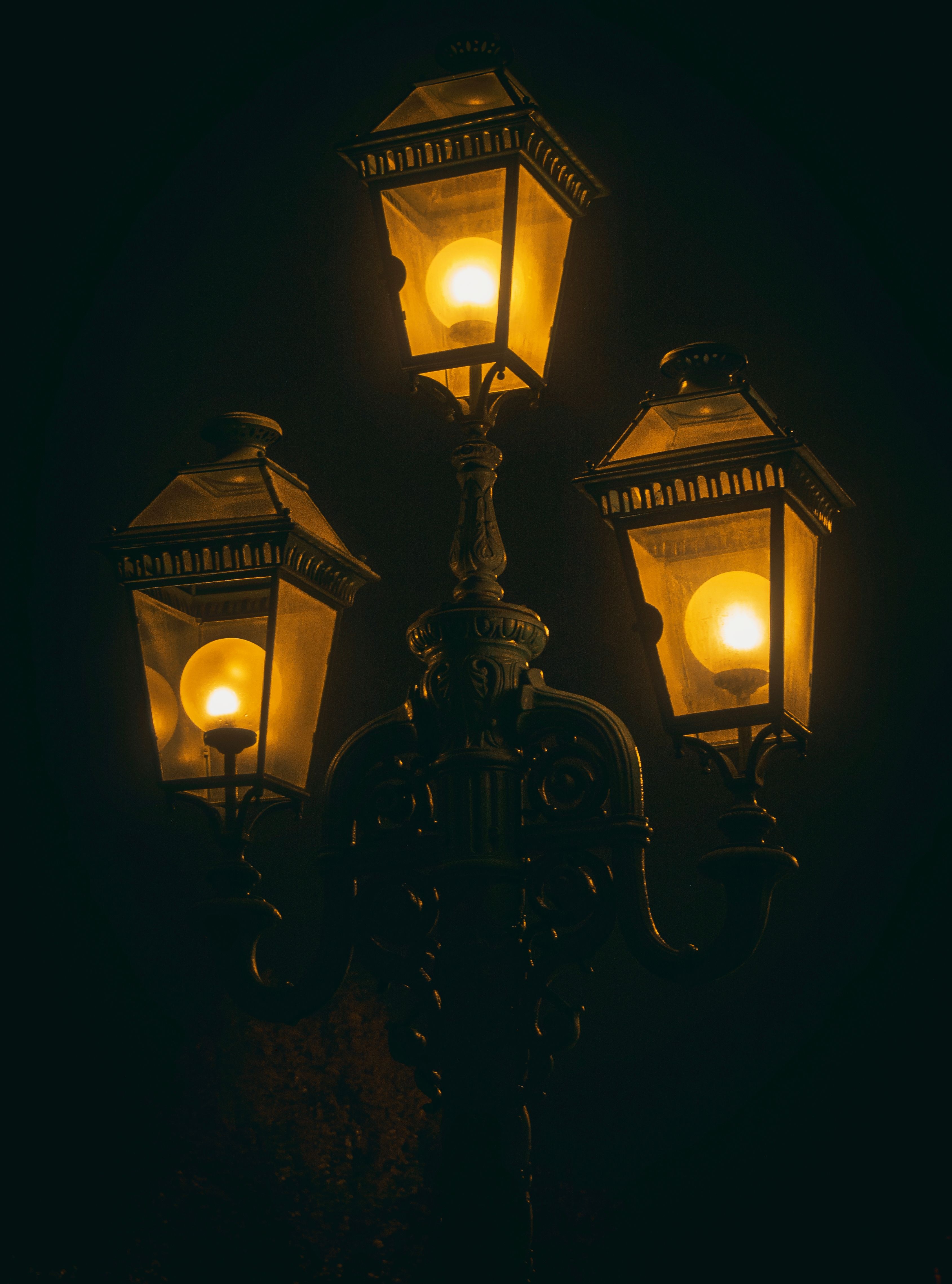 farol en una calle de noche