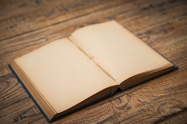 libro antiguo abierto sobre mesa