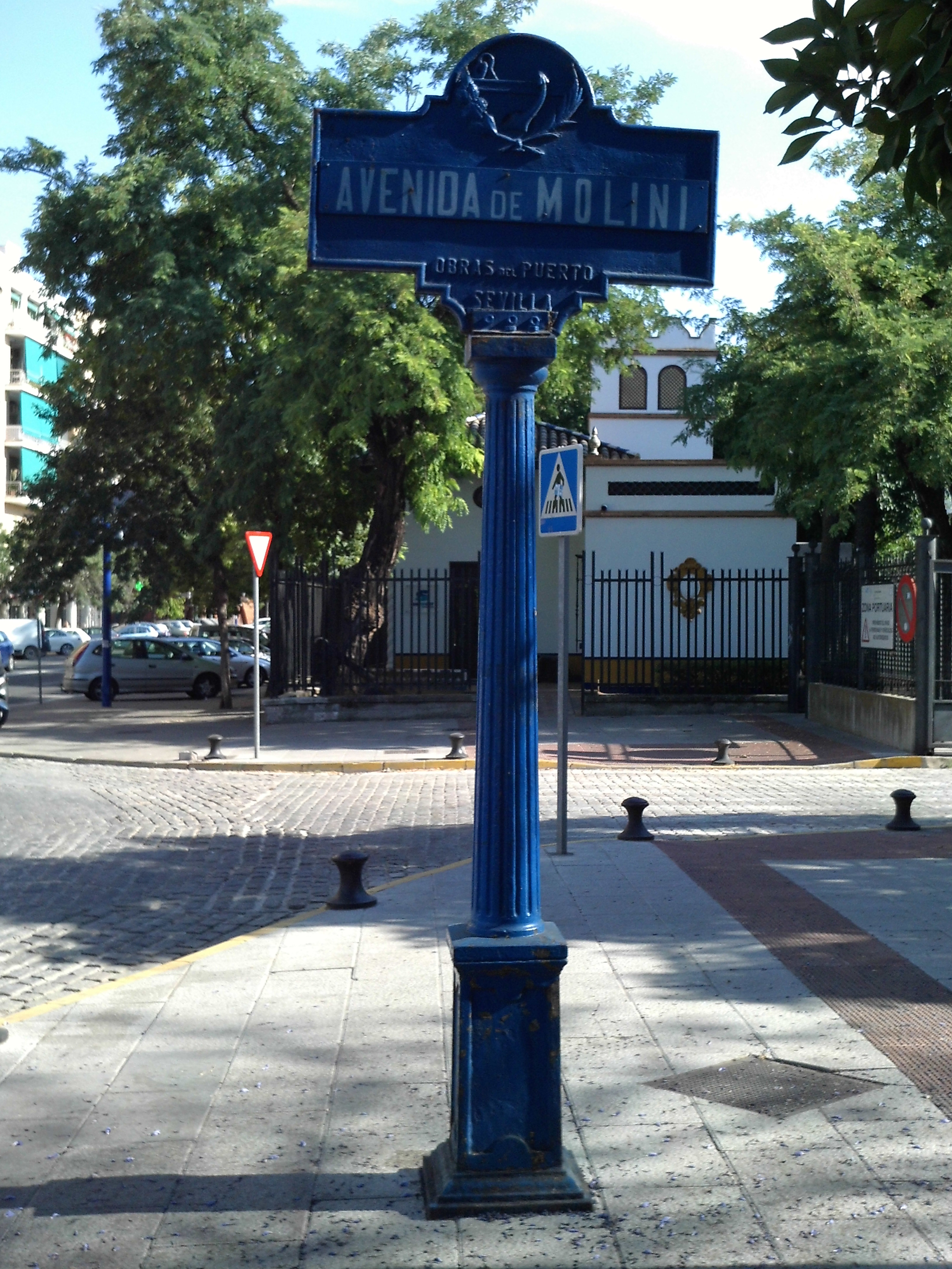letrero de calle en una esquina