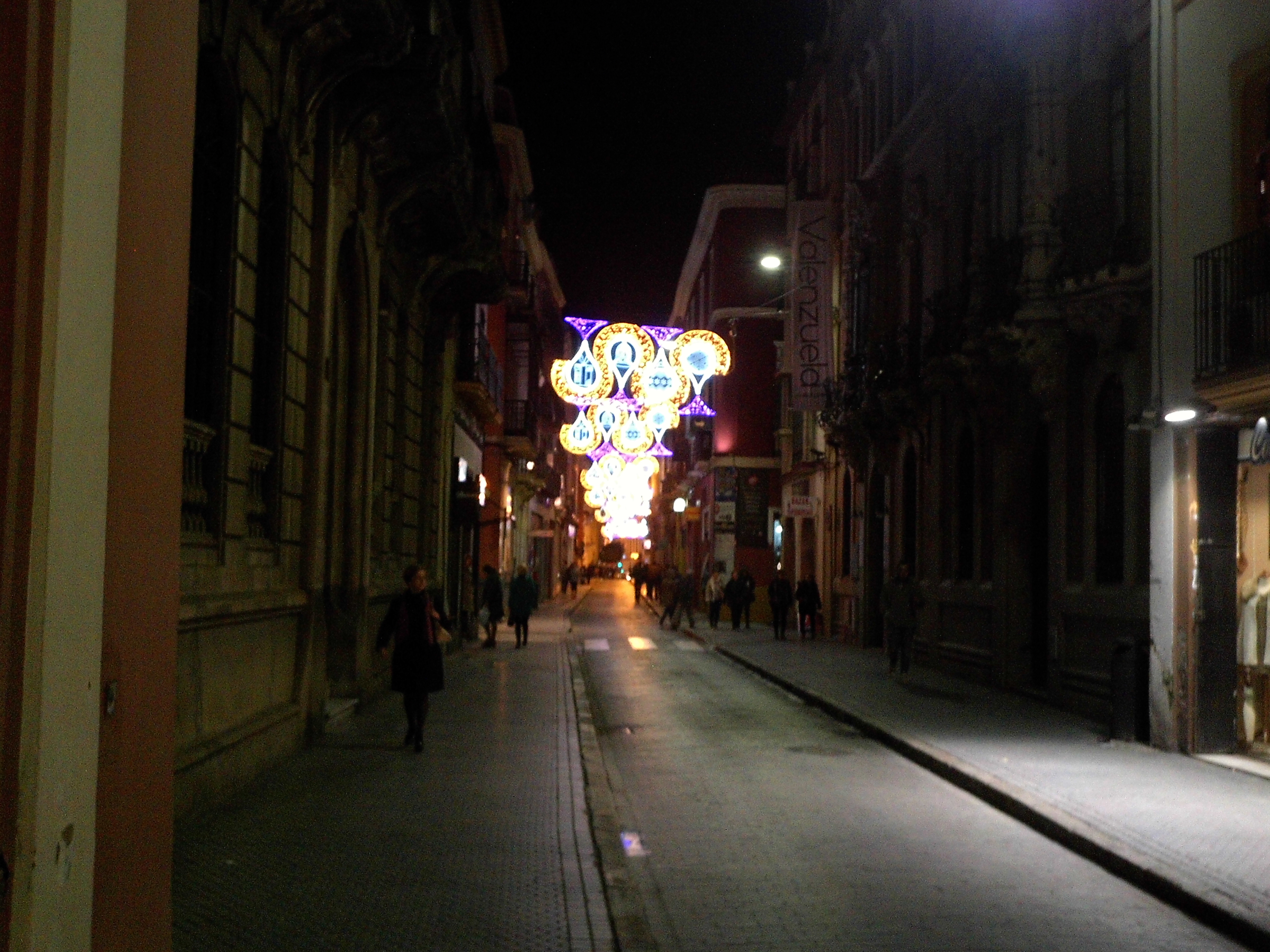calle estrecha iluminada de noche