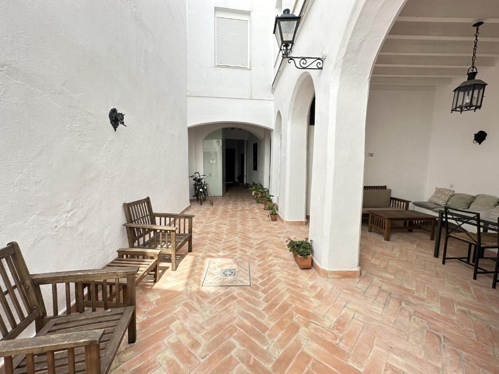 patio interior con sillas de madera