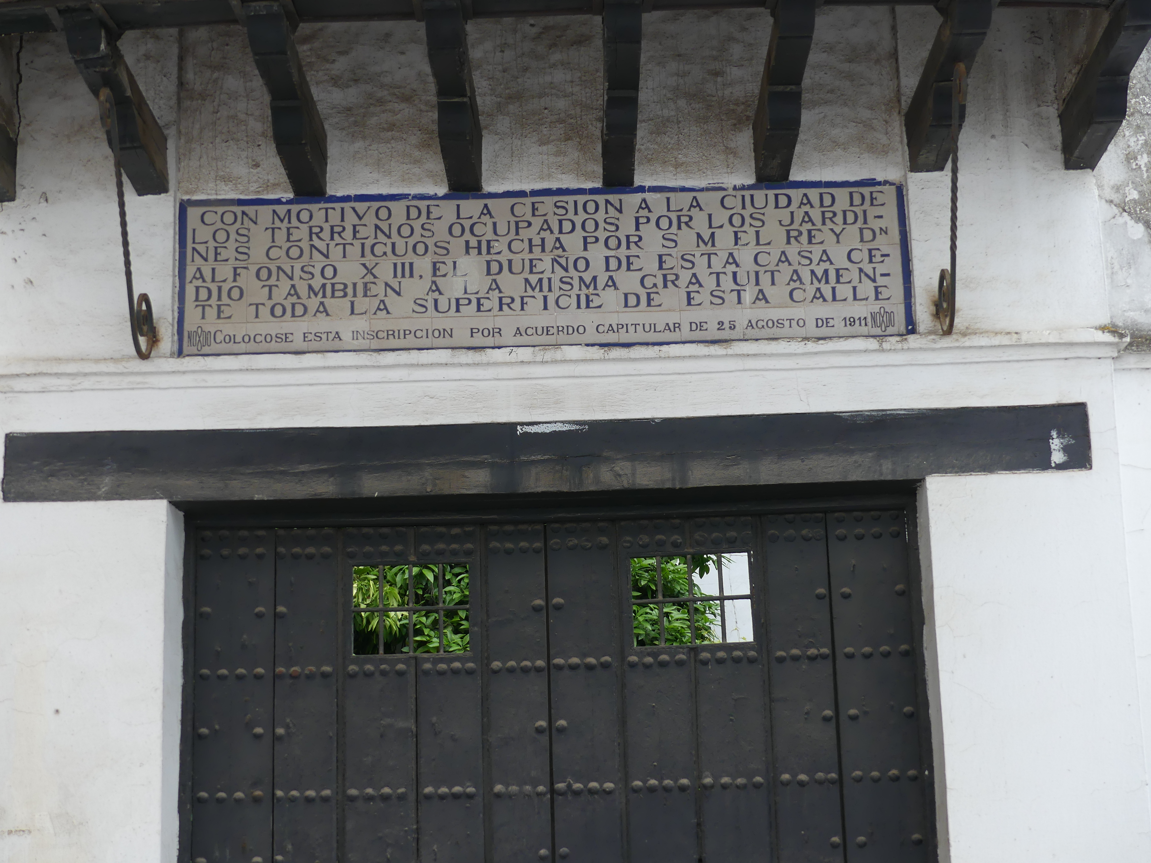 puerta de madera en una calle
