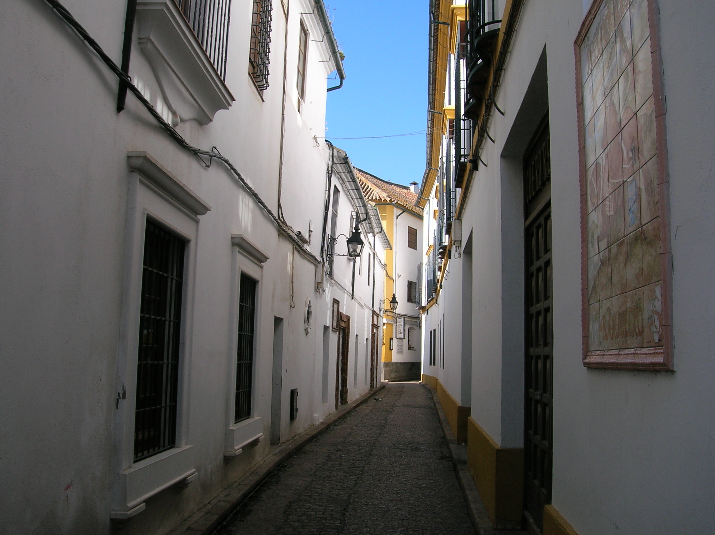 portal estrecho con reja