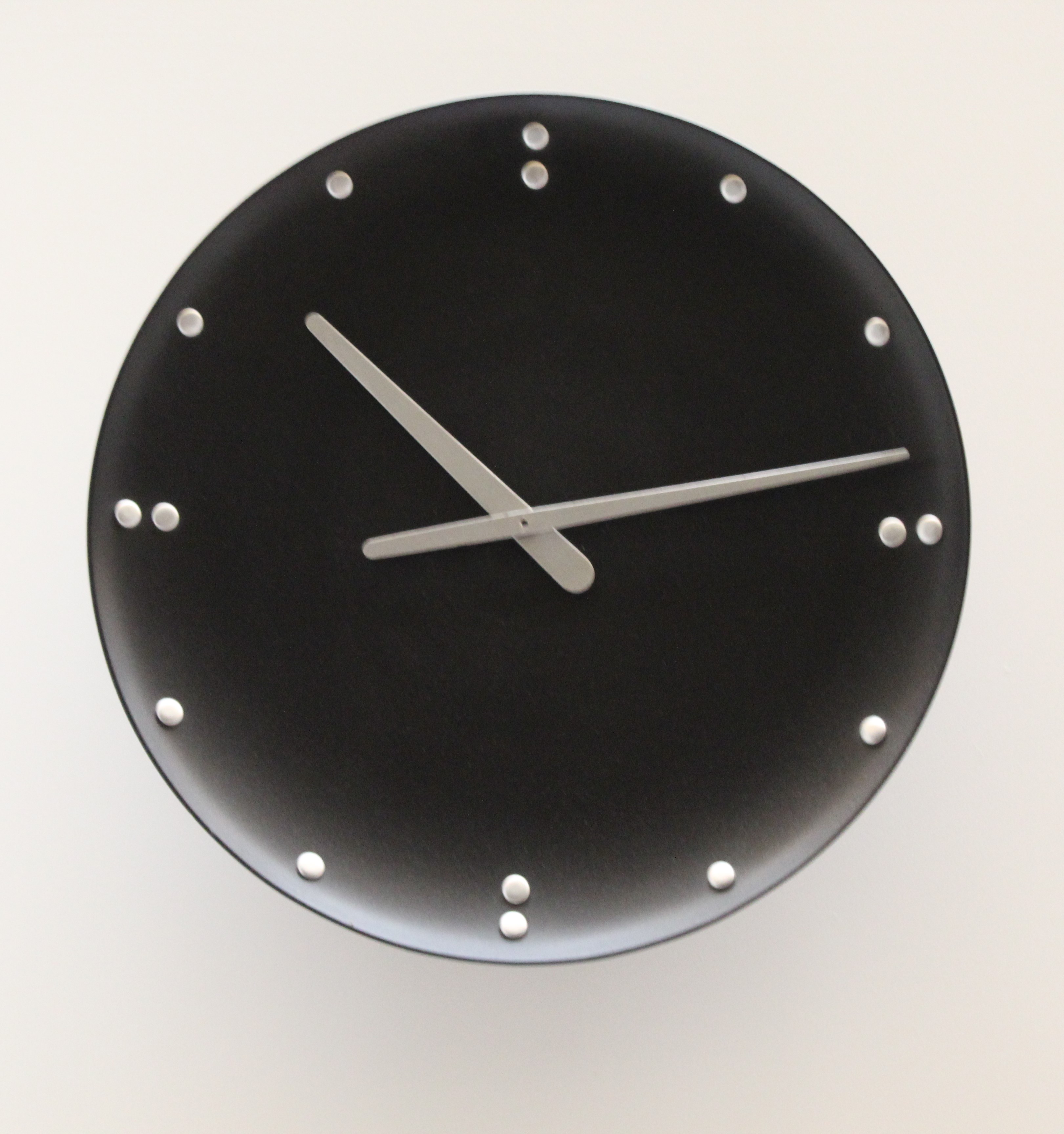 reloj de pared en una sala